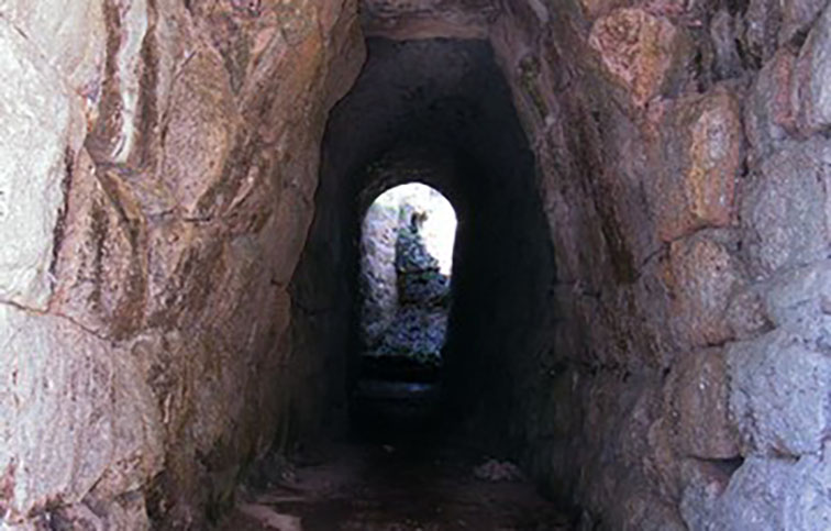 minturno porta ad ogiva tronca della antica citta di pyre