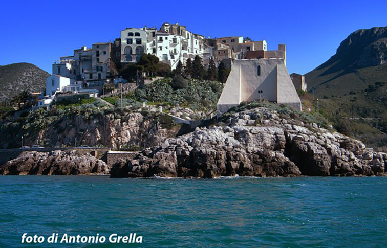 sperlonga il borgo dal mare