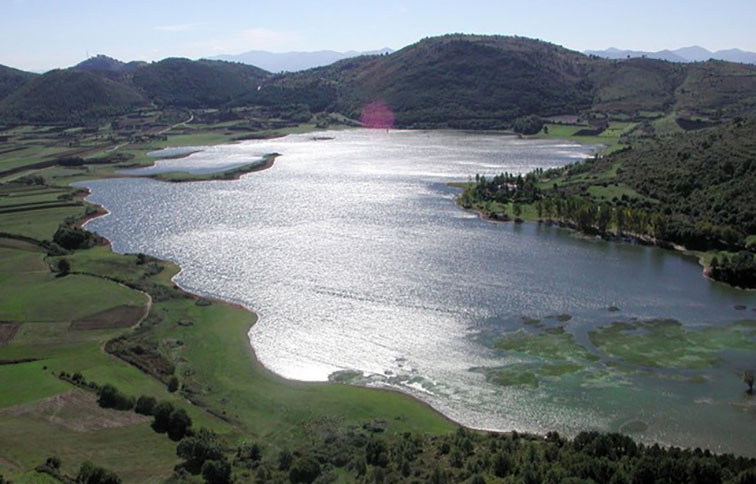 veduta lago di canterno